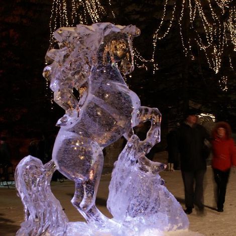 Новый Год в Дальнегорске. Ежегодно городскую площадь украшает ледовый городок. Местные художники вырубают из льда галерею изваяний.